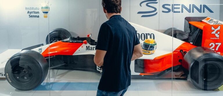 Charles Leclerc visita escritório da Senna Brands