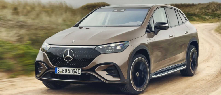 Mercedes EQE 300: descubra recursos e desempenho