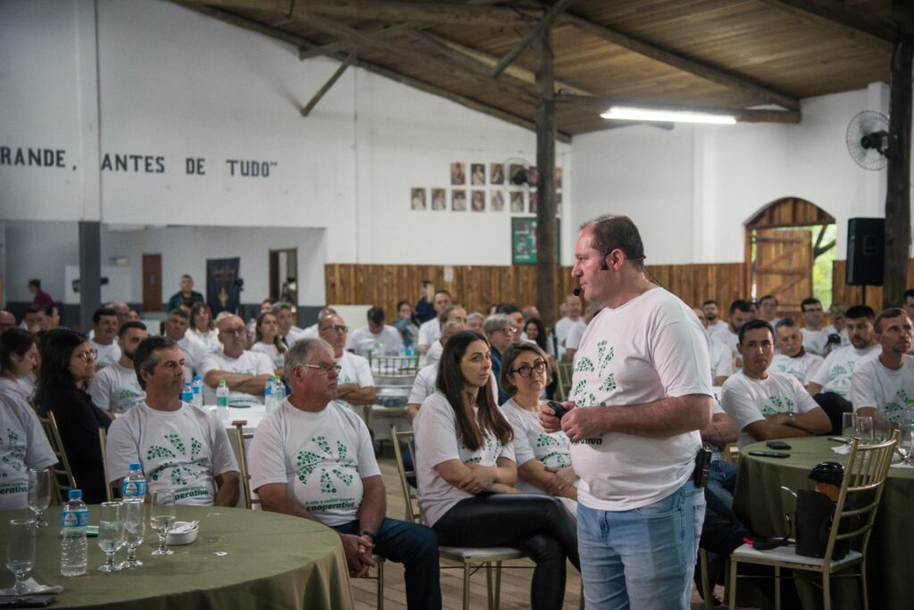 Presidente da Sicredi Centro Leste RS, Paulo Alex Falcão, conduziu os trabalhos da assembleia que definiu pela expansão da cooperativa para Minas Gerais / Foto: Rudimara Moreira/Divulgação