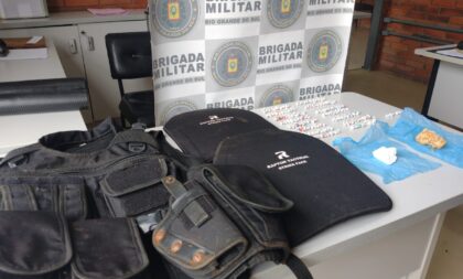 Brigada Militar prende homem com colete balístico e drogas no Rio Branco