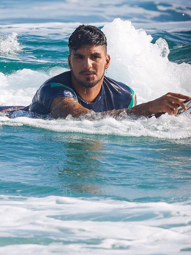 Gabriel Medina curte altinha nas areias de São Conrado / Crédito: Reprodução