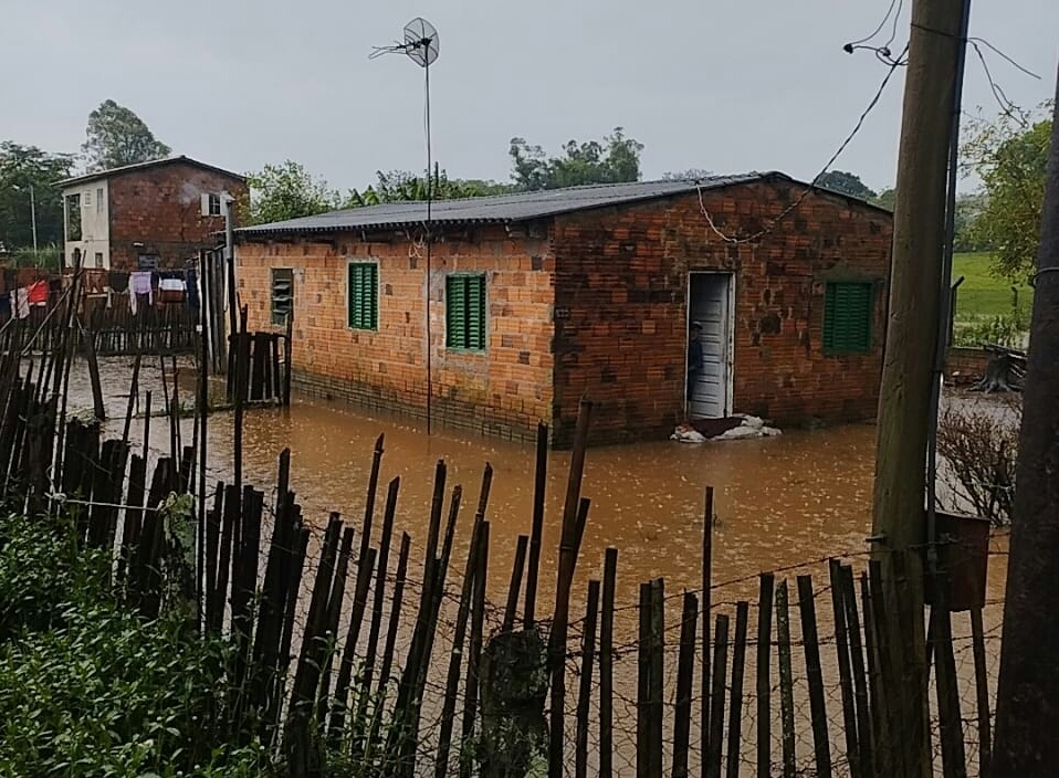 Segundo a Defesa Civil, chuvarada alagou moradias em seis bairros da cidade onde as famílias tiveram dificuldades para salvar utensílios domésticos / Fotos: Divulgação