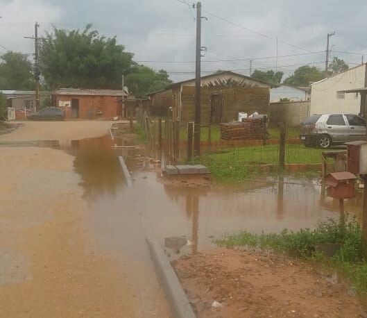 Alagamento no Alto do Amorim: pavimentação acima do nível das casas causa represamento da água nas residências / Fotos: Divulgação