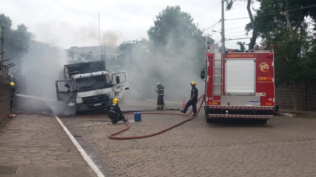 Caminhão estava próximo da empresa, quando teve vazamento de óleo e pegou fogo / Fotos: Cacau Moraes