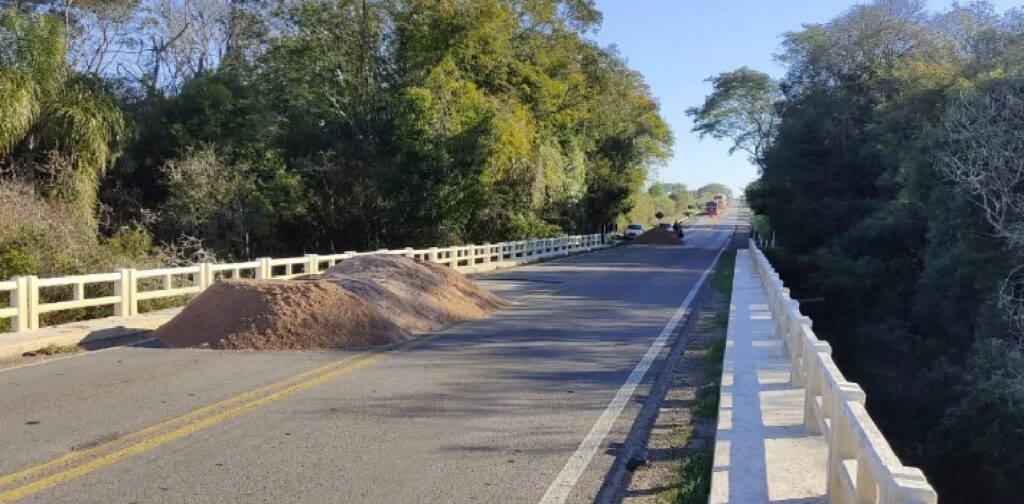 Ponte sobre o Arroio Bossoroca, em Vila Nova do Sul está totalmente bloqueado e motorista precisa buscar rotas alternativas / Foto: Dnit/Arquivo