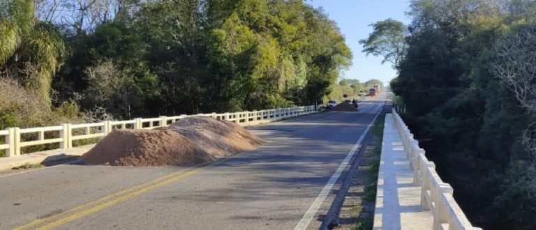 Ponte da BR-290 tem trânsito bloqueado