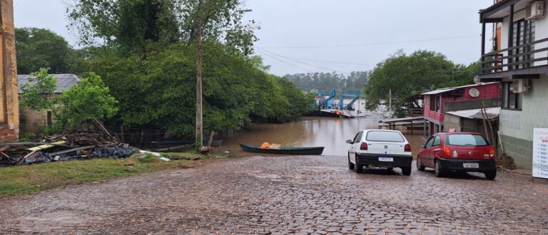 Rio Jacuí sobe meio metro durante o feriado; balsa do São Lourenço parou