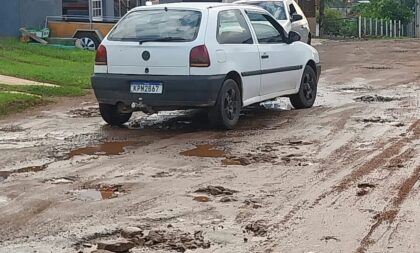 Famílias cobram atenção para buraqueira no Bairro Marina