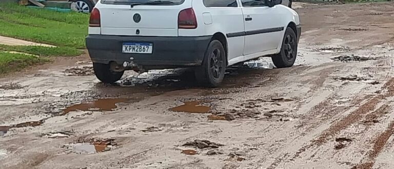 Famílias cobram atenção para buraqueira no Bairro Marina