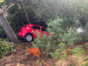 Bombeiros resgatam condutora ferida, após saída de pista na ERS-410