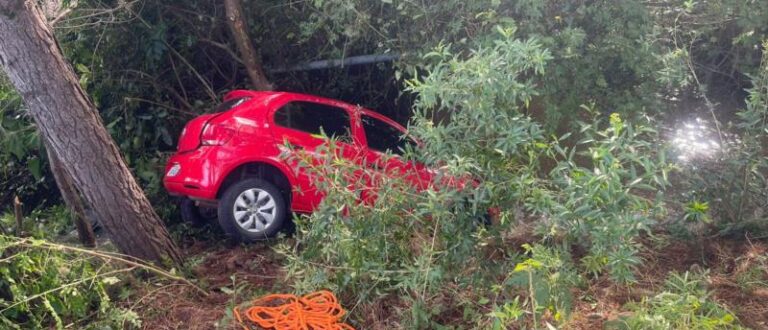 Bombeiros resgatam condutora ferida, após saída de pista na ERS-410