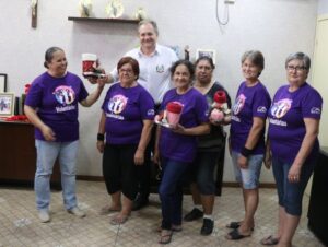 Equipe que embeleza Cerro Branco para Natal visita prefeito