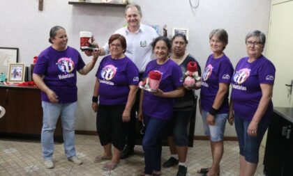 Equipe que embeleza Cerro Branco para Natal visita prefeito