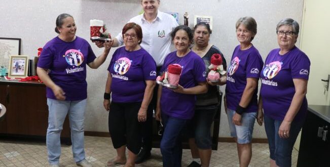 Equipe que embeleza Cerro Branco para Natal visita prefeito