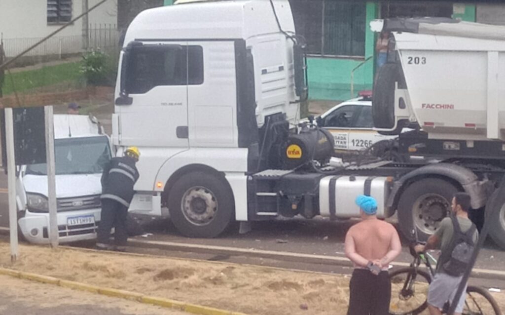 Acidente na Avenida dos Imigrantes: violência do impacto deixou comerciante ferido. Marcos Rafael Zillmann teve de ser internado no HCB / Fotos: Divulgação