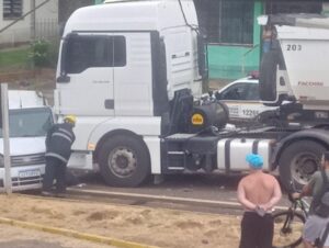 Acidente entre carro e carreta na zona norte deixa comerciante ferido