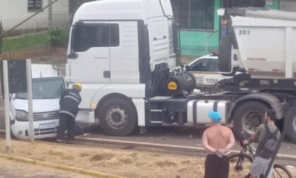 Acidente entre carro e carreta na zona norte deixa comerciante ferido