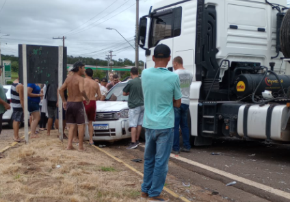 Acidente na Avenida dos Imigrantes: carreta atingiu carro em cheio na tarde desta terça-feira