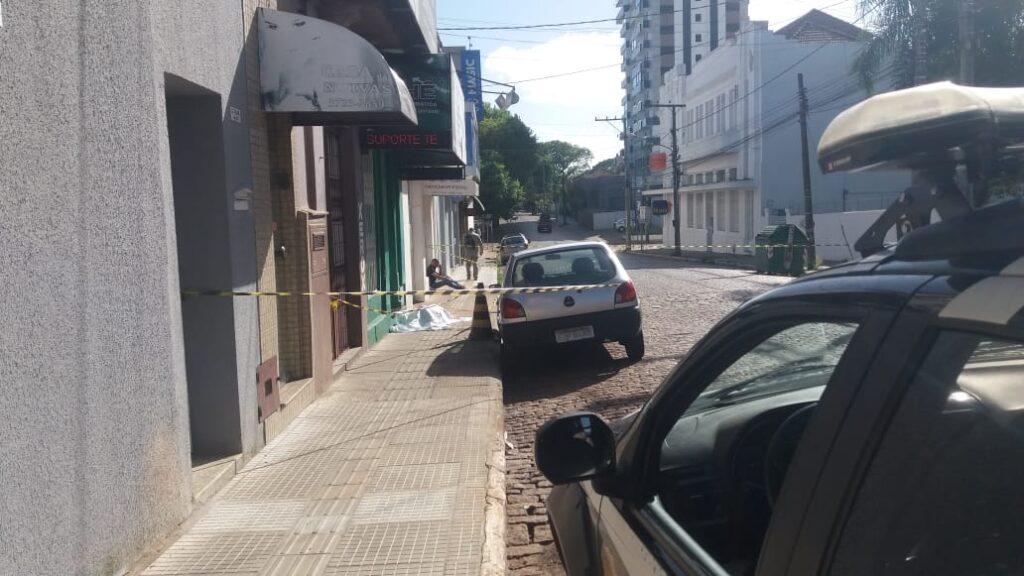 Jovem depois de ser agredido chegou a caminhar, mas ferido caiu na calçada da Avenida Presidente Vargas. Fotos: Cacau Moraes.