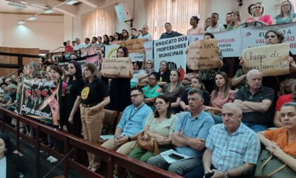 Angela toma posse sob protesto de professores