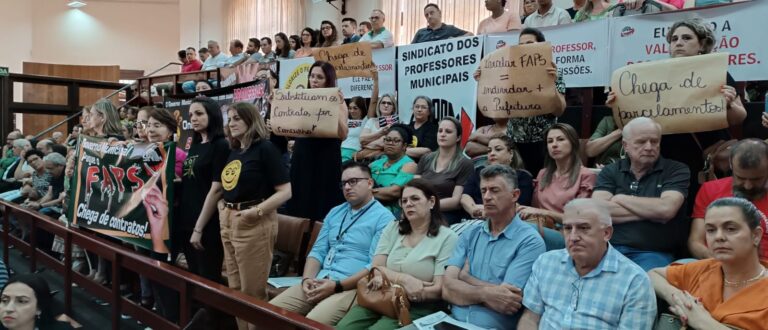 Angela toma posse sob protesto de professores