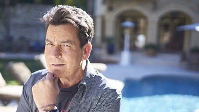 Charlie Sheen é atacado por vizinha / Crédito: Reprodução