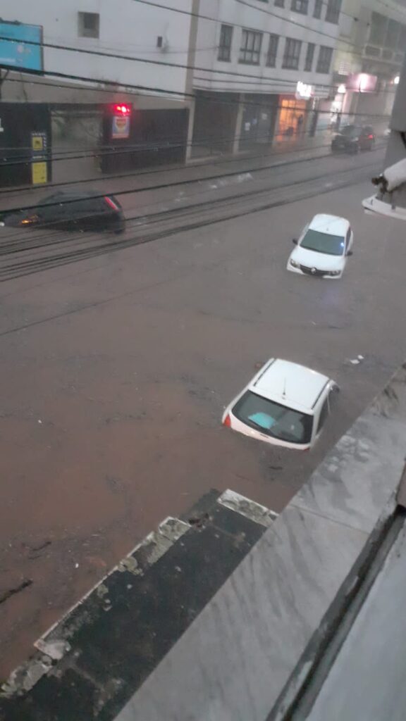 Na Rua 7 de Setembro, água da chuva deixou carros totalmente debaixo d'água, num cenário que causa apreensão por prejuízos que ainda estão por se revelar no coração comercial da cidade / Fotos: Divulgação