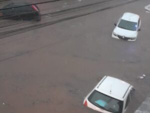 Chuva deixa carros submersos no centro de Cachoeira e estragos na cidade e interior