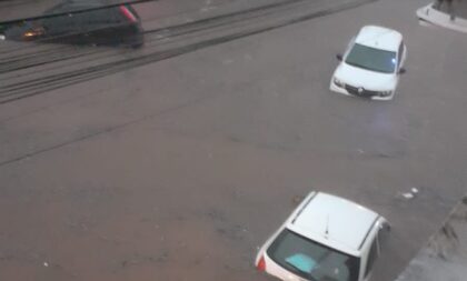 Chuva deixa carros submersos no centro de Cachoeira e estragos na cidade e interior