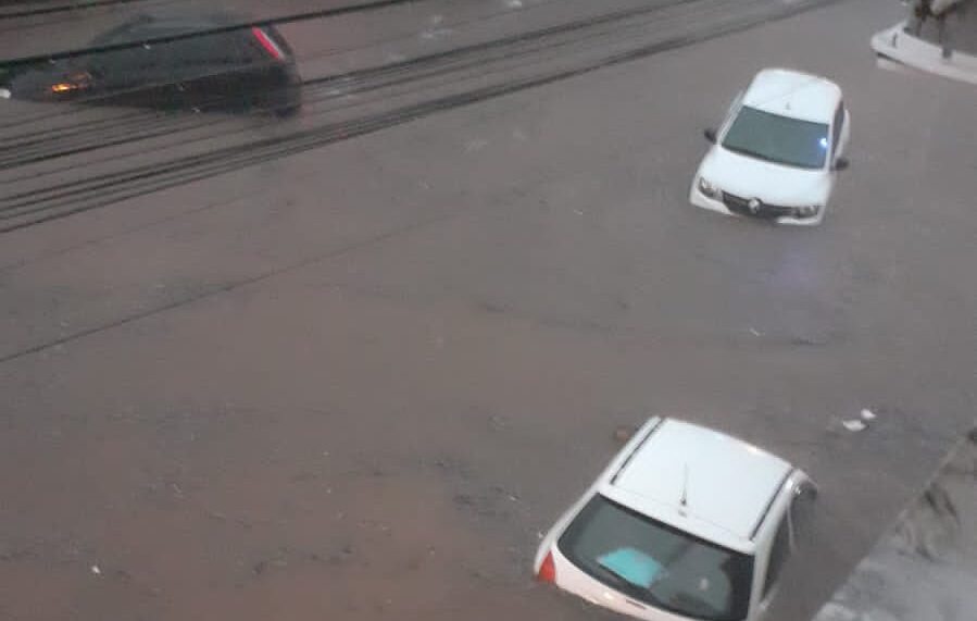 Na Rua 7 de Setembro, água da chuva deixou carros totalmente debaixo d'água, num cenário que causa apreensão por prejuízos que ainda estão por se revelar no coração comercial da cidade / Fotos: Divulgação