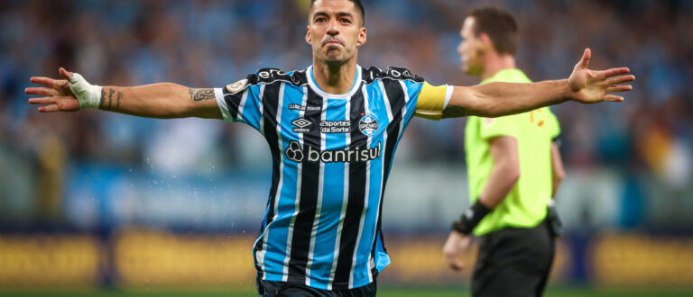 Grêmio derrota o Vasco na Arena e volta ao G4 no Brasileirão