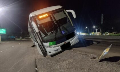 Ônibus precisa ser trocado, após acidente na BR-290