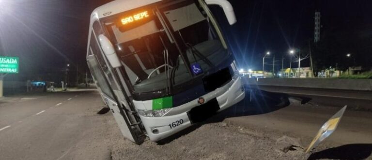 Ônibus precisa ser trocado, após acidente na BR-290