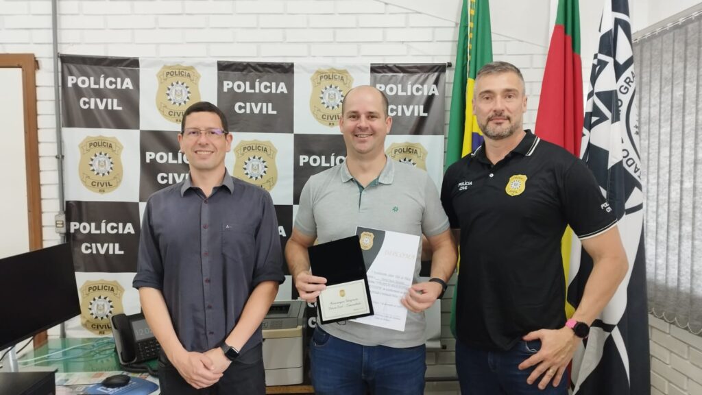 Entrega de diploma da Polícia Civil é em reconhecimento à colaboração da Sicredi Centro Leste RS com a instituição / Foto: Polícia Civil/Divulgação