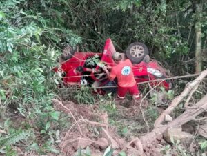 Homem morre após carro cair de ribanceira em Paraíso do Sul