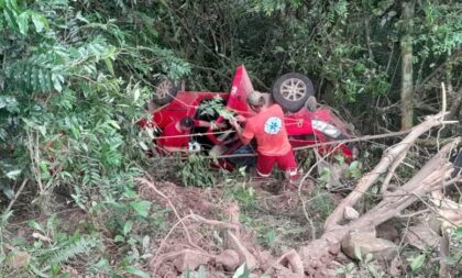 Homem morre após carro cair de ribanceira em Paraíso do Sul