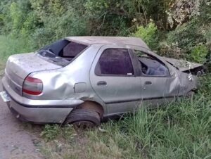 Colisão contra barranco deixa cinco feridos na ERS-471