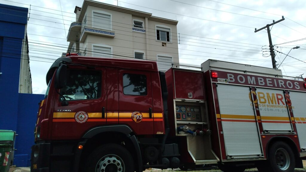 Corpo de Bombeiros de Cachoeira do Sul foi chamado após fumaça que saía de apartamento ser percebida pela vizinhança / Foto: Divulgação