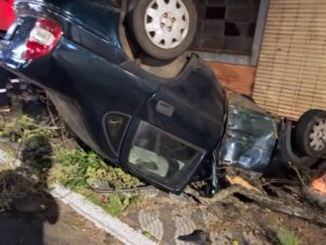 Carro capota na Avenida Brasil