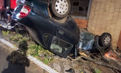 Carro capota na Avenida Brasil