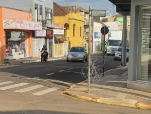 Fios de internet quase degolam motociclista em Cachoeira