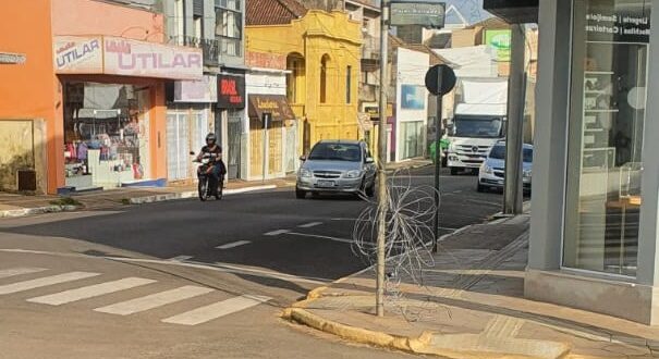 Fios de internet quase degolam motociclista em Cachoeira