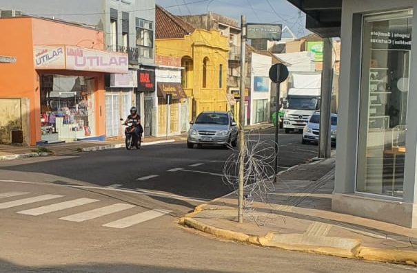 Falta de fiscalização quanto a fios soltos pelas ruas de Cachoeira do Sul ainda poderá causar fatalidade no trânsito / Foto: Divulgação