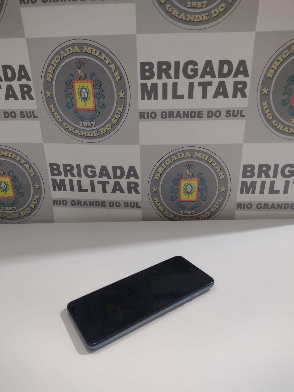 Celular furtado estava em cima de balcão de loja / Foto: Brigada Militar/Divulgação