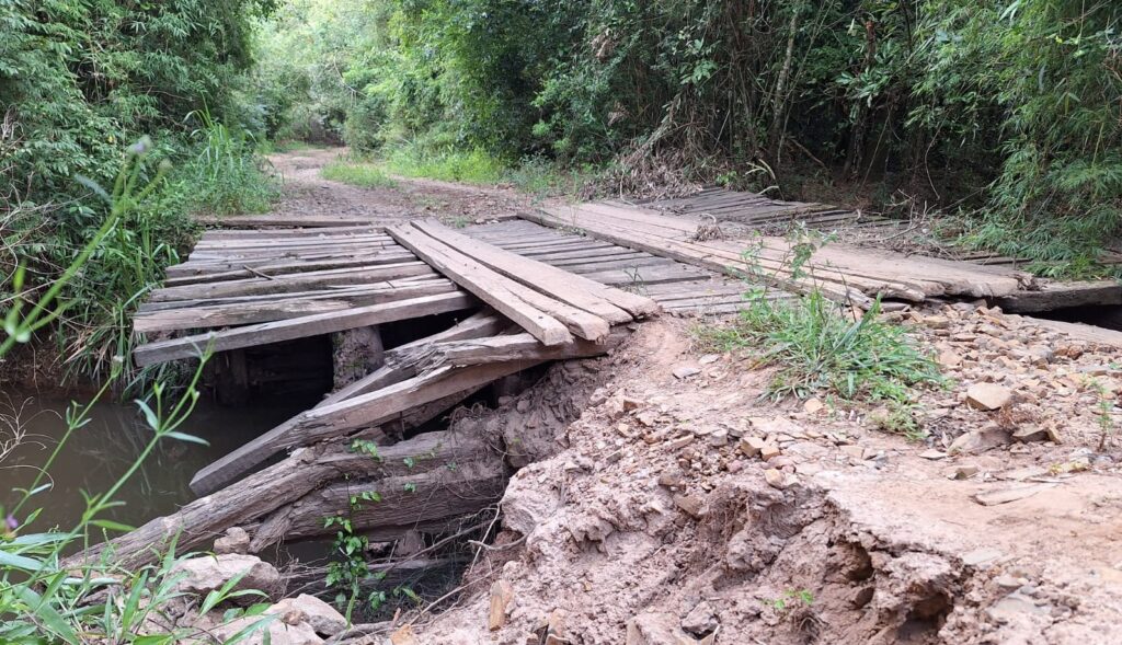 Ponte do Corredor da Sanga Funda está seriamente comprometida pela erosão, sem passagem de veículos / Foto e vídeo: Milos Silveira/OC