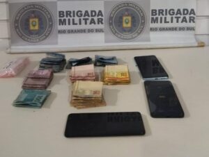 BM prende homem com R$ 2,6 mil e celulares no Rio Branco