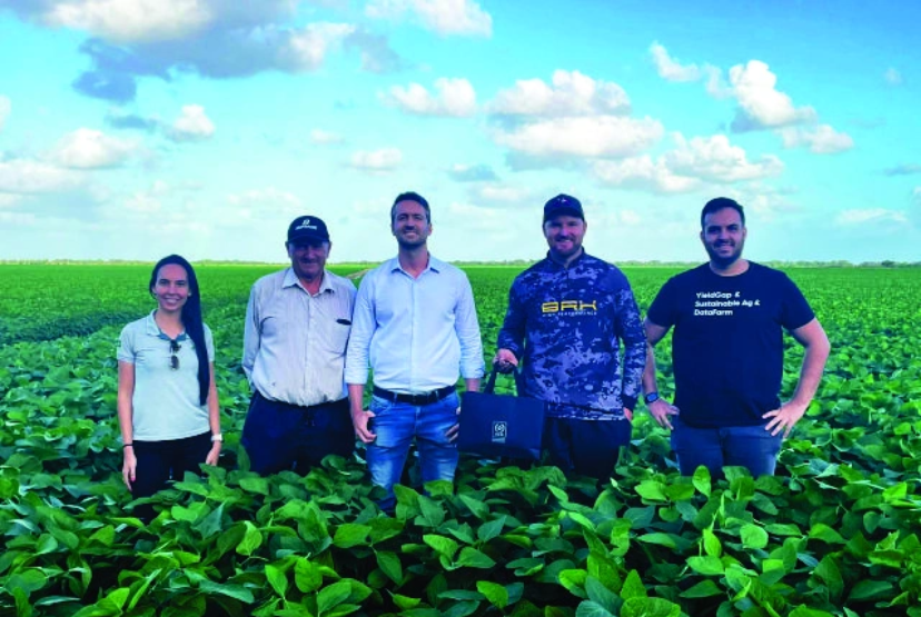 Representantes da Sicredi fazem acompanhamento do uso eficiente de fertilizantes junto a uma propriedade de associados / Foto: Sicredi/Divulgação