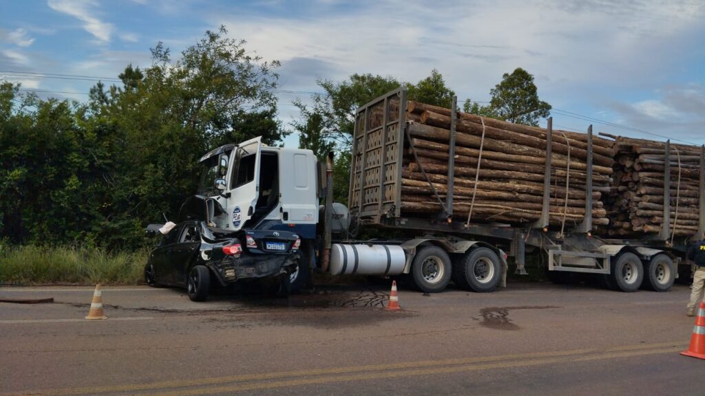 Acidente na BR-290 aconteceu em trecho crítico de transporte de madeira, no município de Arroio dos Ratos / Foto: Divulgação