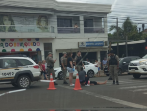 Mulher é atropelada em faixa de segurança na Avenida Brasil