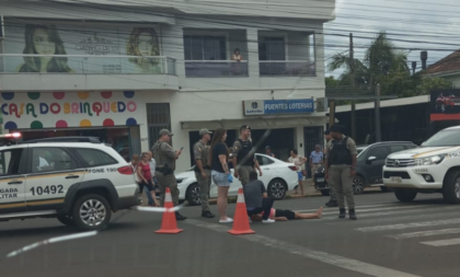 Mulher é atropelada em faixa de segurança na Avenida Brasil